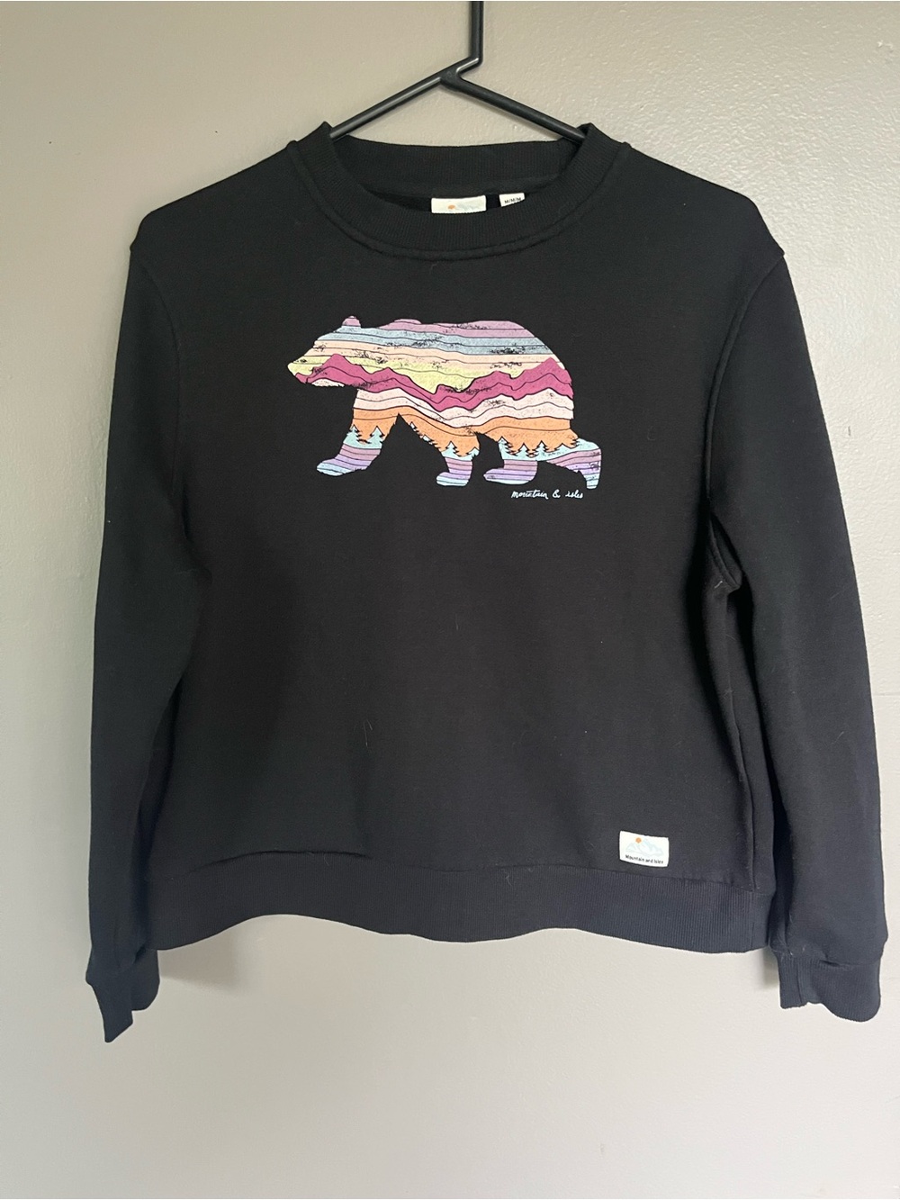 Mountain and Isles Crewneck Sweatshirt with Colorful Bear Graphic